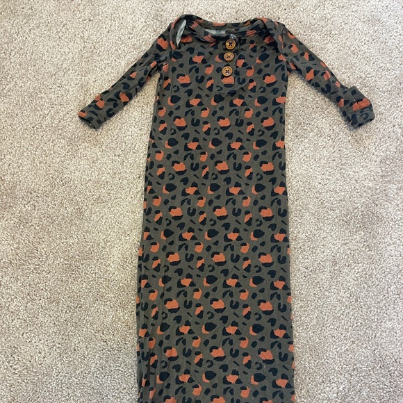 Posh Peanut Button Zippered Gown | Eli | Leopard Baby Layette 0-3 months - Picture 2 of 4